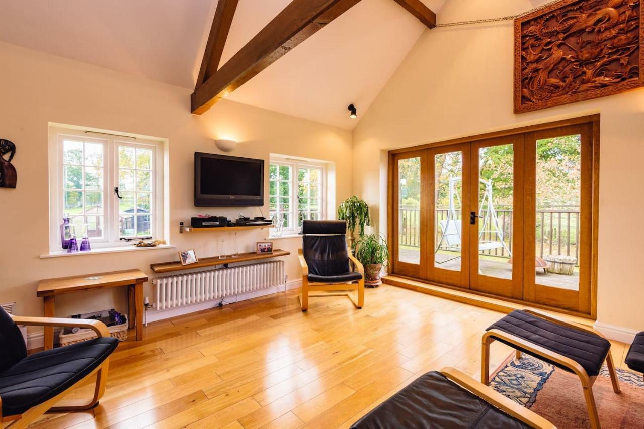 Mid-Wales Farmhouse, Swimming Pool, Tranquil Countryside Views, Sleeps 14 Meifod المظهر الخارجي الصورة