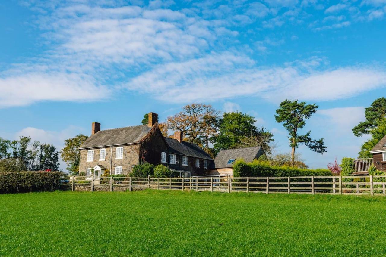 Mid-Wales Farmhouse, Swimming Pool, Tranquil Countryside Views, Sleeps 14 Meifod المظهر الخارجي الصورة