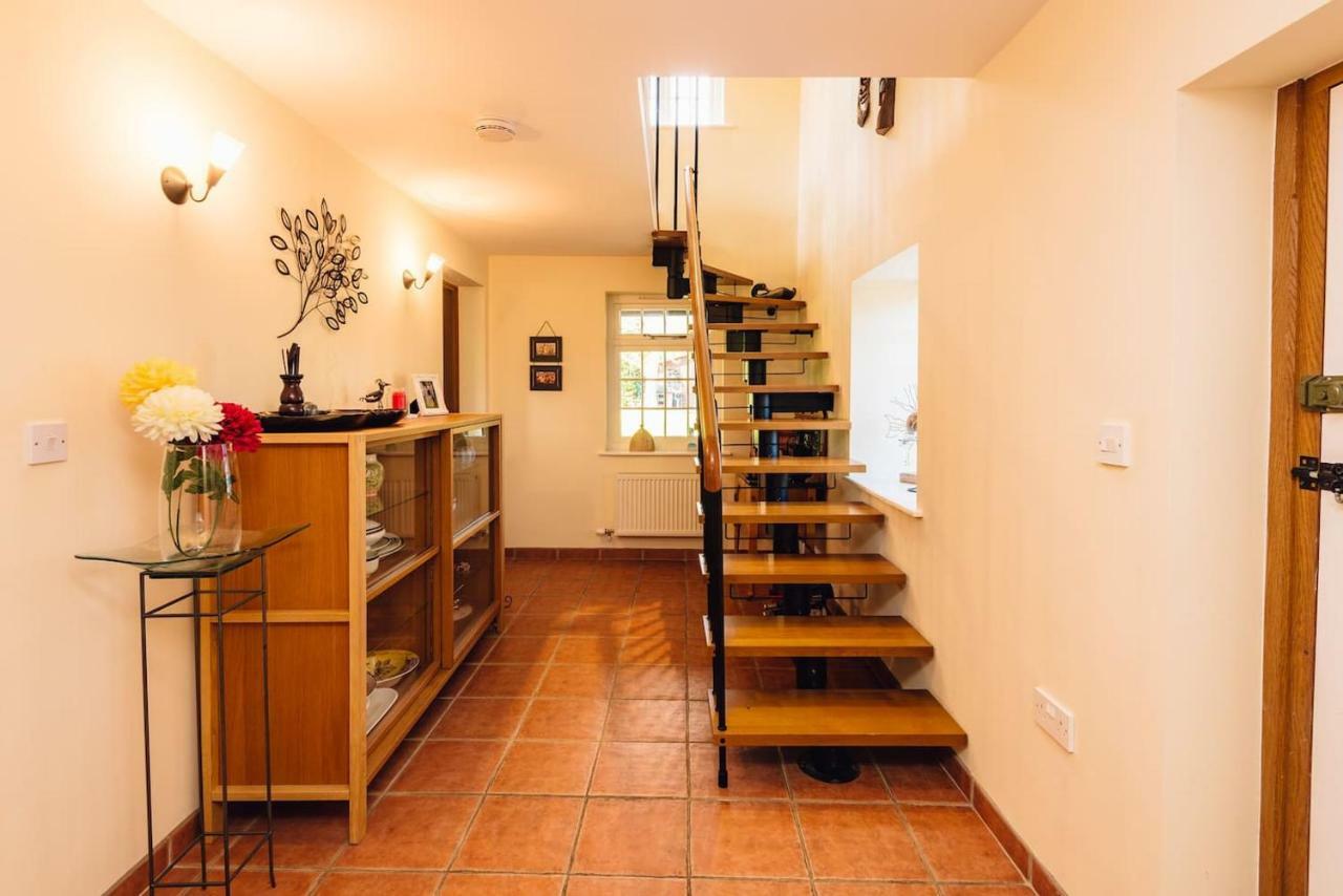 Mid-Wales Farmhouse, Swimming Pool, Tranquil Countryside Views, Sleeps 14 Meifod المظهر الخارجي الصورة