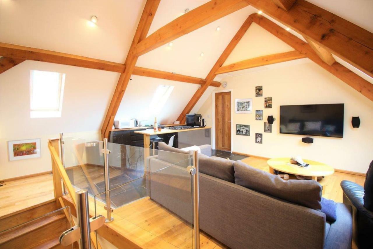 Mid-Wales Farmhouse, Swimming Pool, Tranquil Countryside Views, Sleeps 14 Meifod المظهر الخارجي الصورة